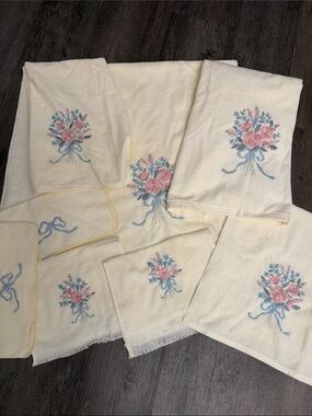 Vintage Avanti Look Embroidered Floral Towel Set 8 Pc Made in USA Ivory
